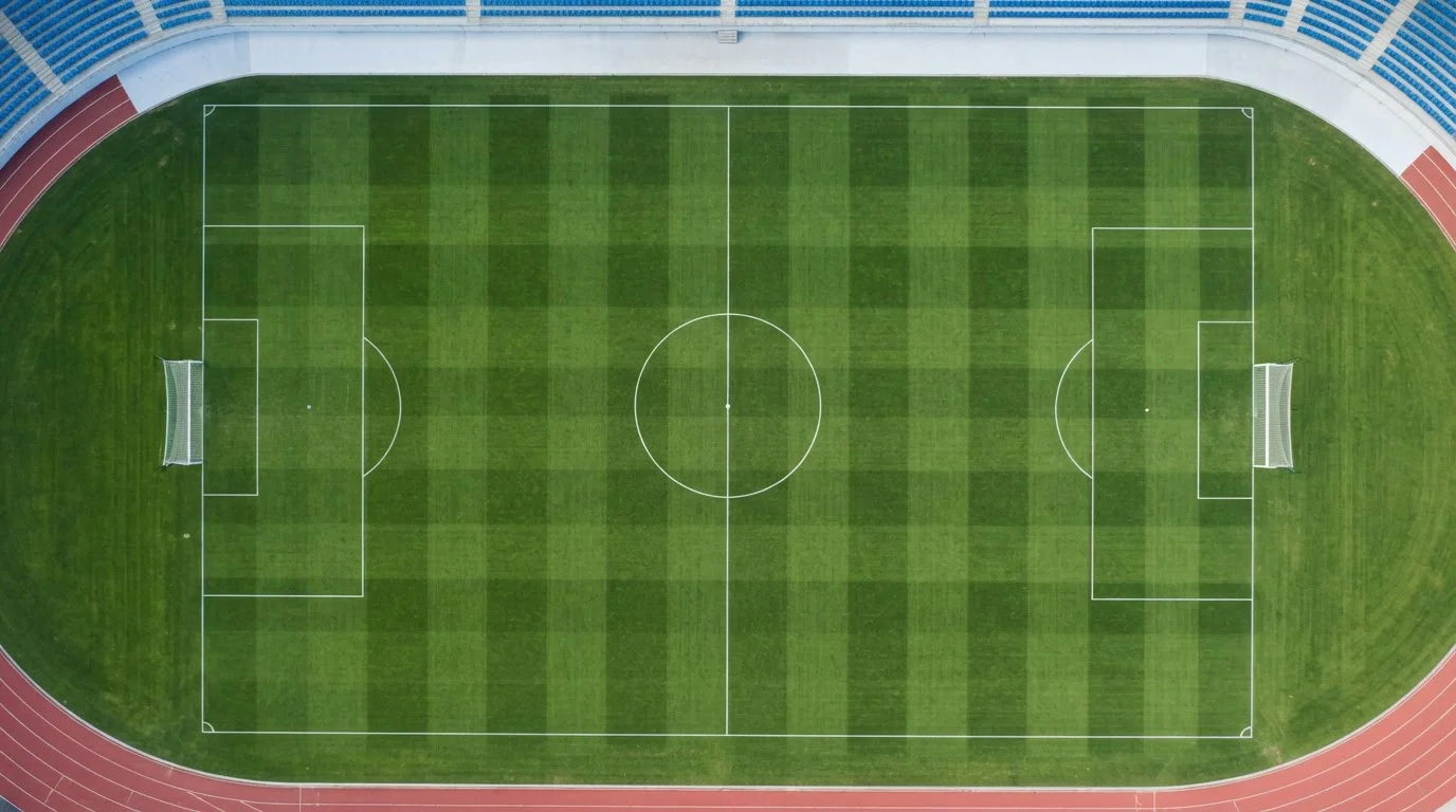Geometrische Linien eines Fußballfeldes aus der Vogelperspektive